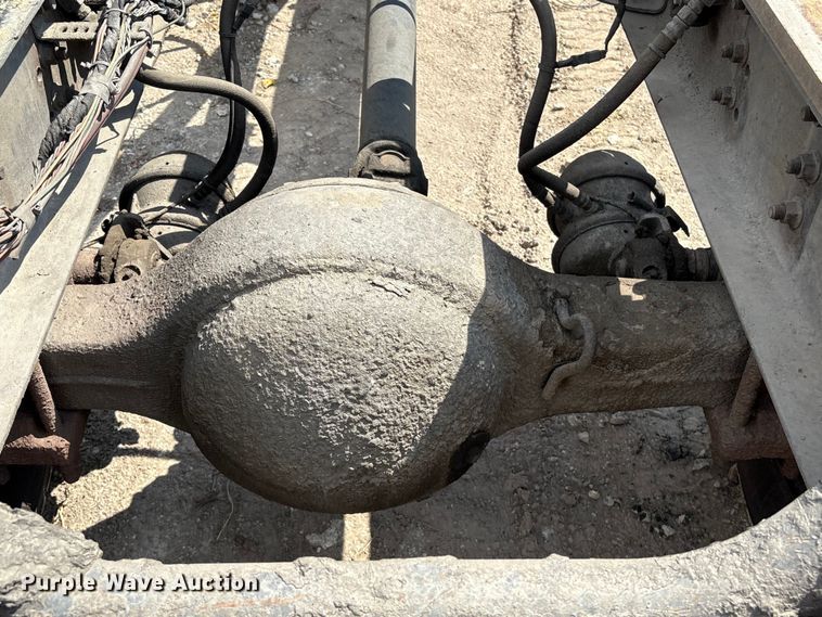 image for item EU7026 2002 International 4300 truck cab and chassis