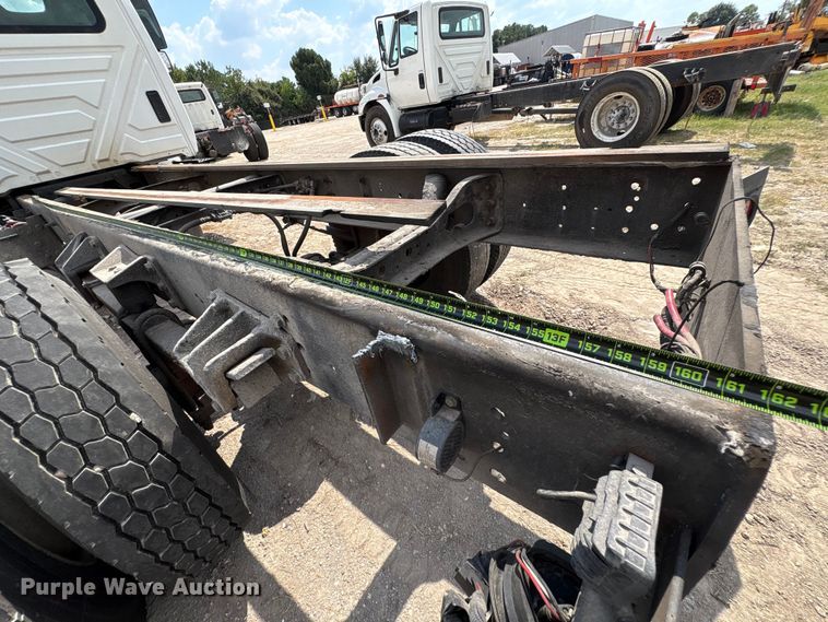 image for item EU7026 2002 International 4300 truck cab and chassis