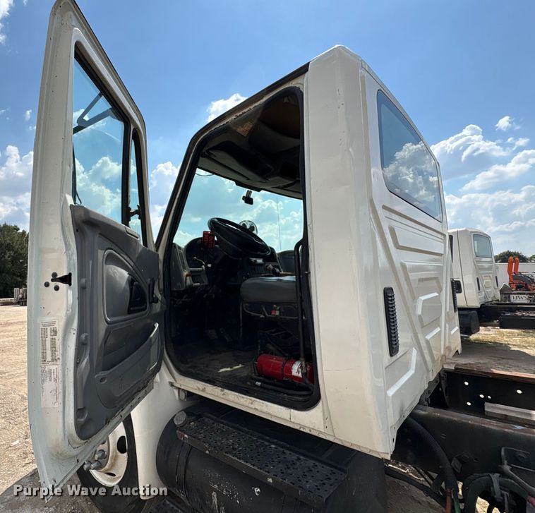 image for item EU7026 2002 International 4300 truck cab and chassis