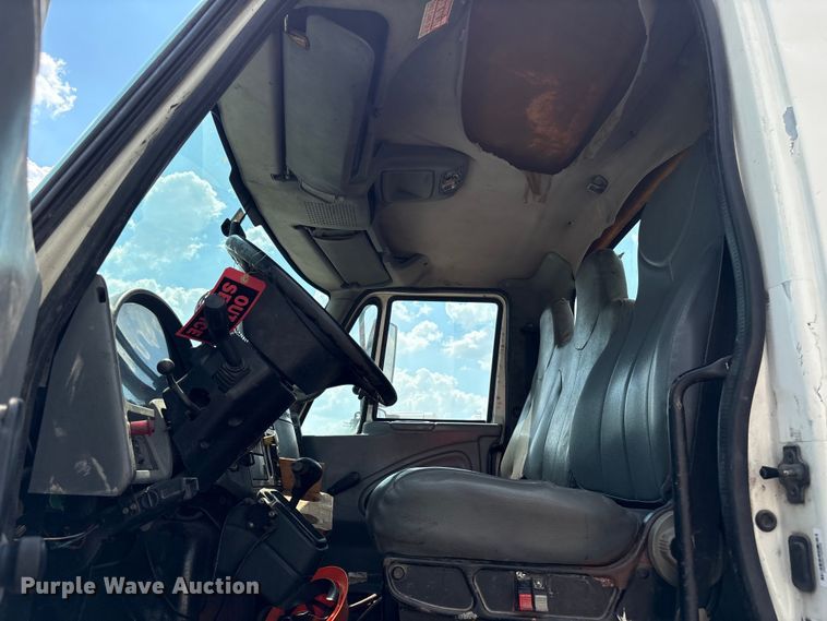 image for item EU7026 2002 International 4300 truck cab and chassis