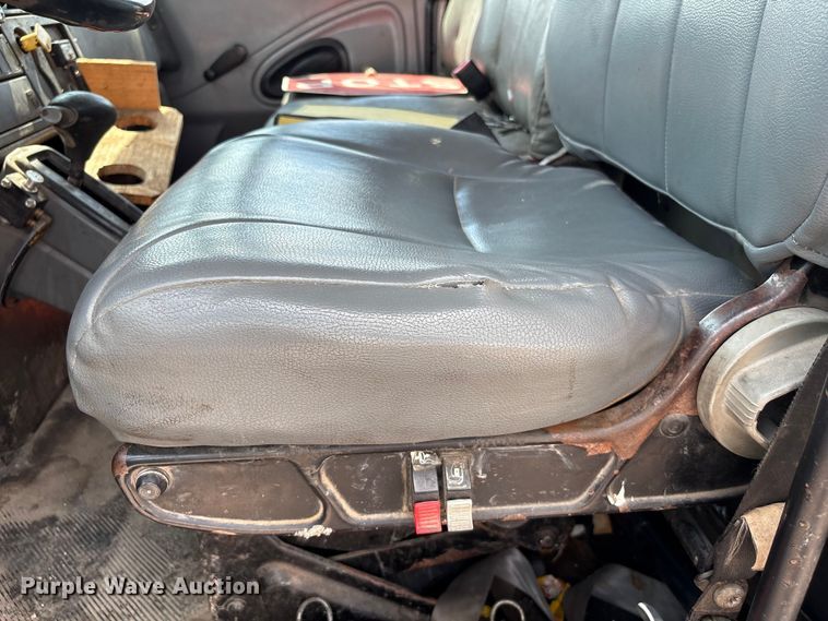 image for item EU7026 2002 International 4300 truck cab and chassis