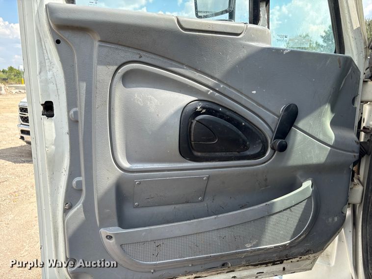 image for item EU7026 2002 International 4300 truck cab and chassis