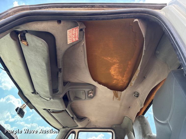 image for item EU7026 2002 International 4300 truck cab and chassis