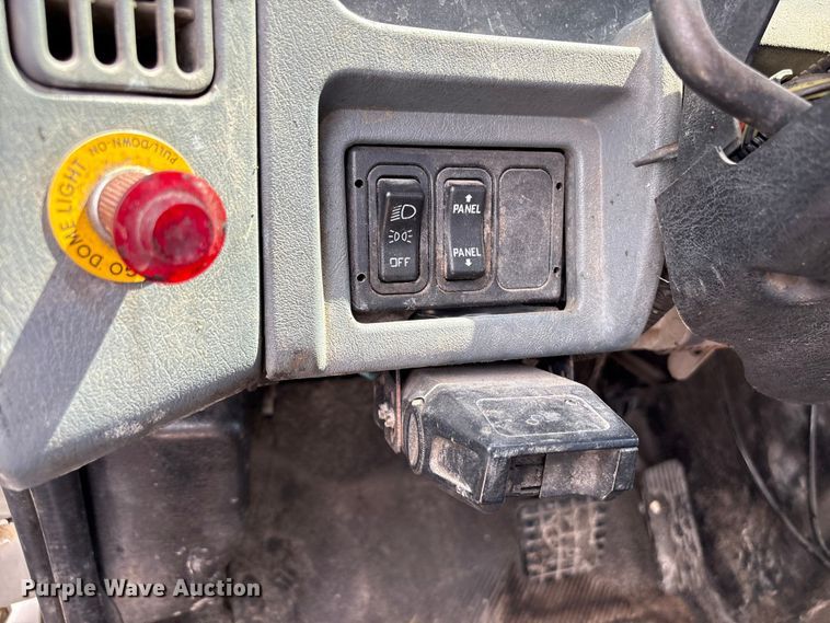 image for item EU7026 2002 International 4300 truck cab and chassis