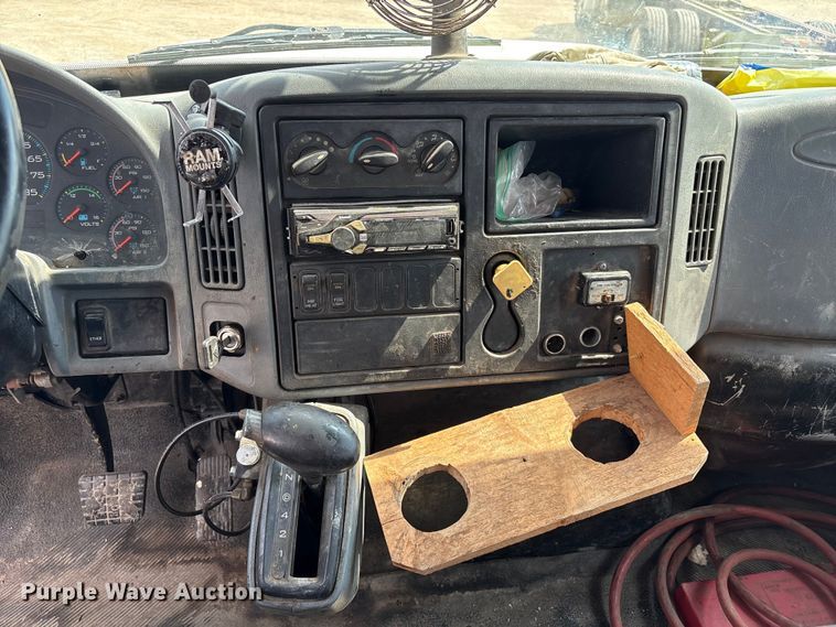 image for item EU7026 2002 International 4300 truck cab and chassis