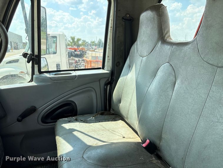 image for item EU7026 2002 International 4300 truck cab and chassis