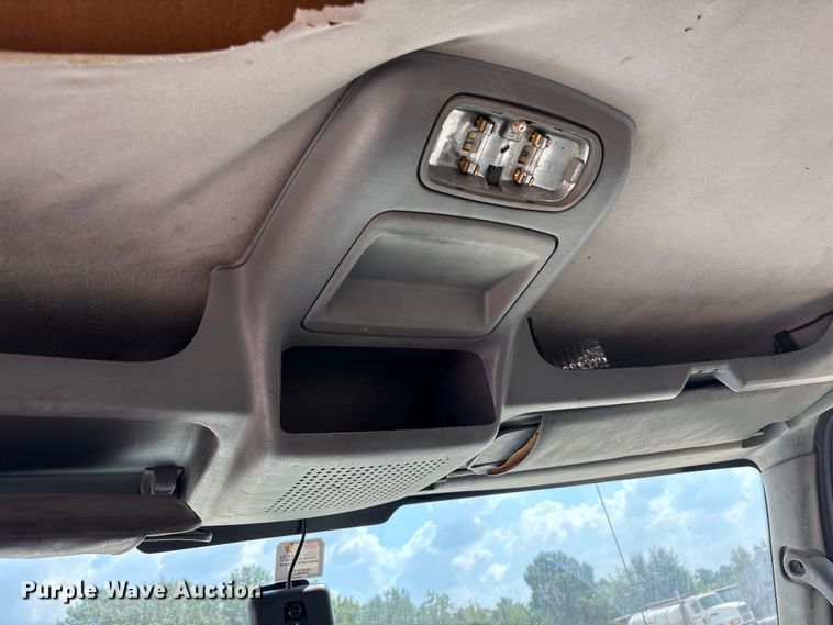 image for item EU7026 2002 International 4300 truck cab and chassis