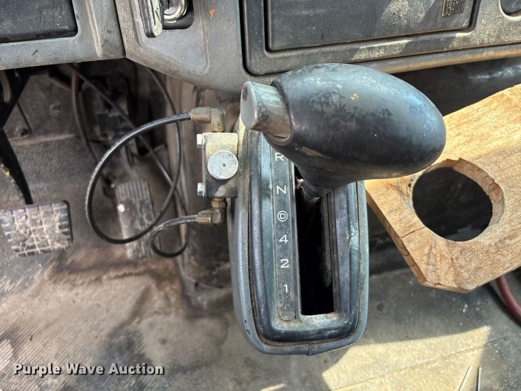 image for item EU7026 2002 International 4300 truck cab and chassis