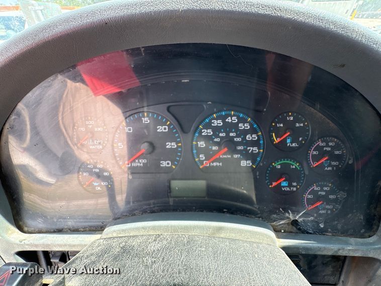 image for item EU7026 2002 International 4300 truck cab and chassis