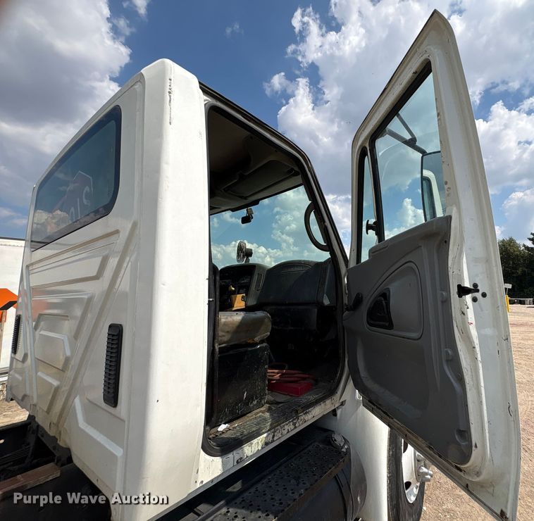 image for item EU7026 2002 International 4300 truck cab and chassis