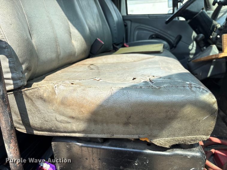 image for item EU7026 2002 International 4300 truck cab and chassis