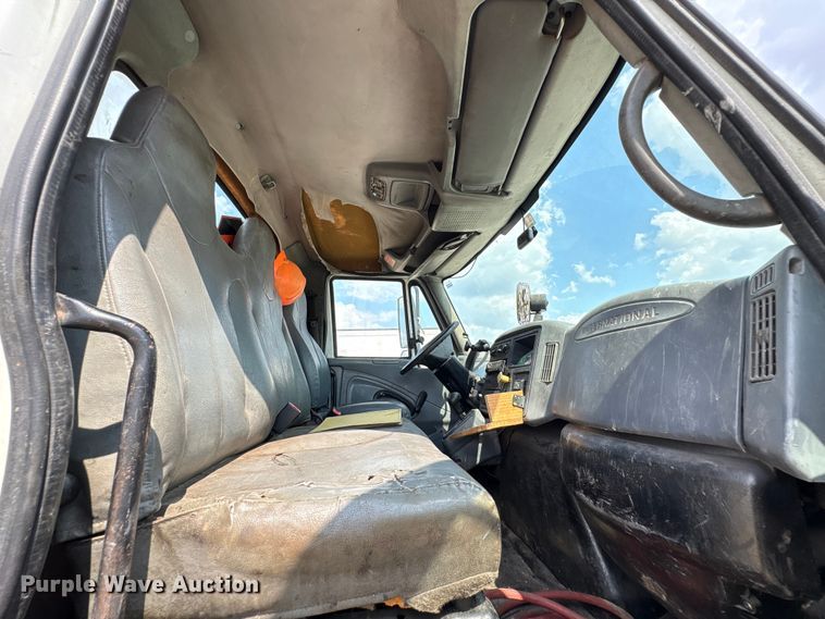 image for item EU7026 2002 International 4300 truck cab and chassis