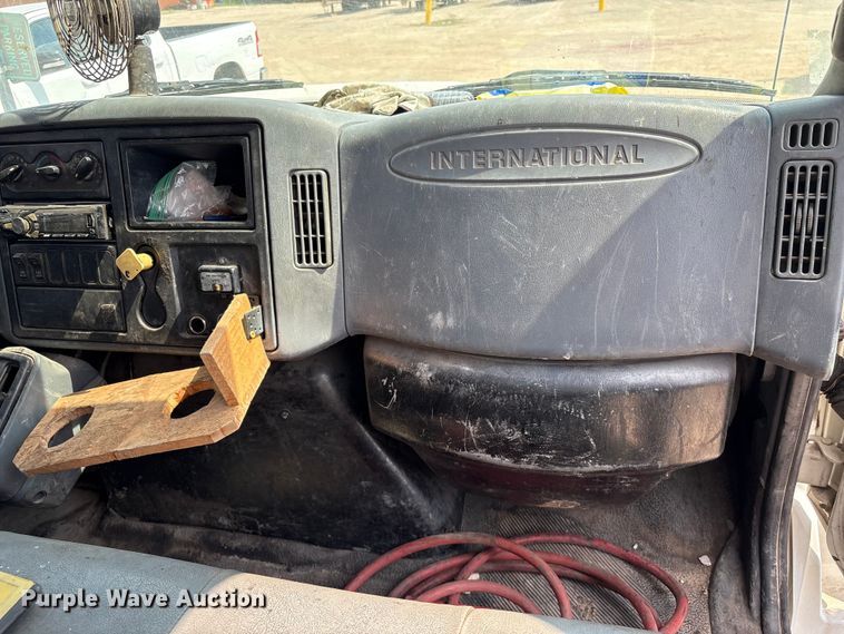 image for item EU7026 2002 International 4300 truck cab and chassis