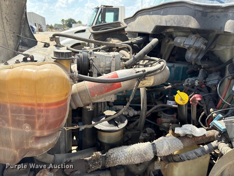 image for item EU7026 2002 International 4300 truck cab and chassis