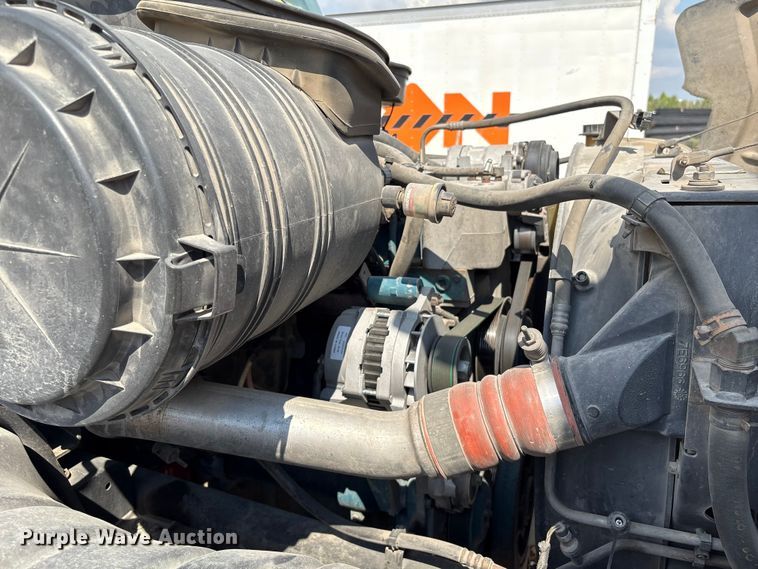 image for item EU7026 2002 International 4300 truck cab and chassis