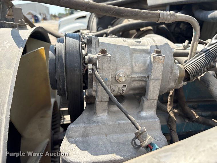 image for item EU7026 2002 International 4300 truck cab and chassis