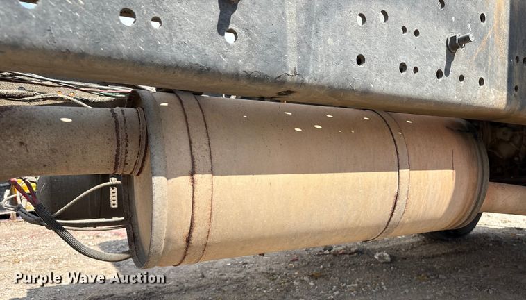 image for item EU7026 2002 International 4300 truck cab and chassis