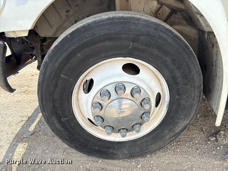 image for item EU7026 2002 International 4300 truck cab and chassis