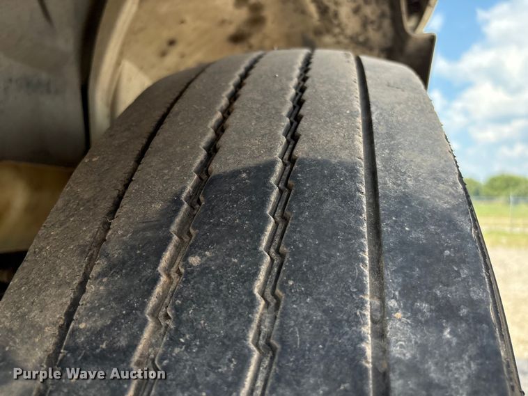 image for item EU7026 2002 International 4300 truck cab and chassis