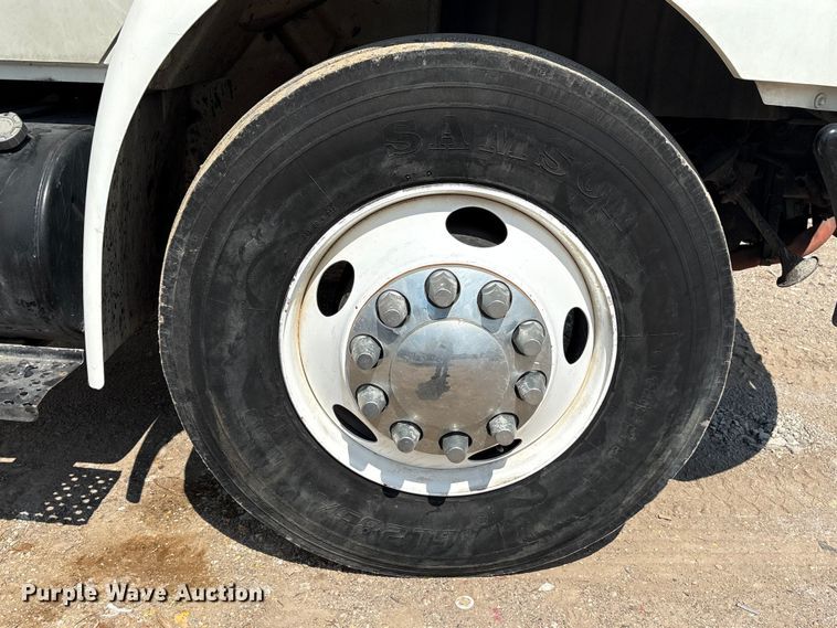 image for item EU7026 2002 International 4300 truck cab and chassis