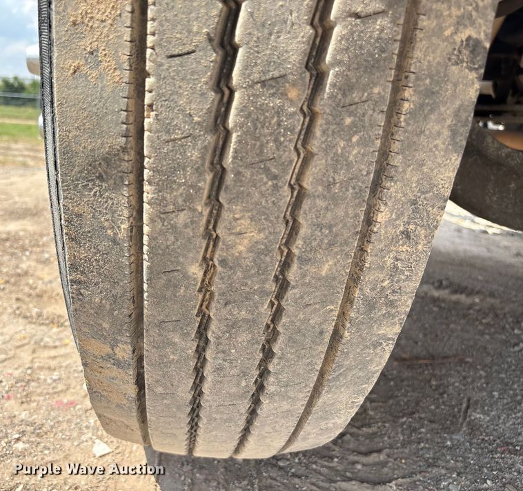 image for item EU7026 2002 International 4300 truck cab and chassis