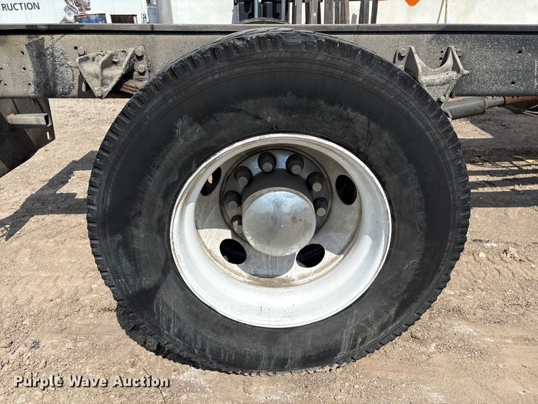 image for item EU7026 2002 International 4300 truck cab and chassis