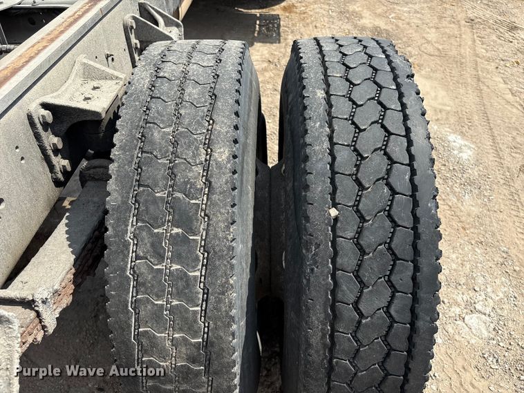 image for item EU7026 2002 International 4300 truck cab and chassis