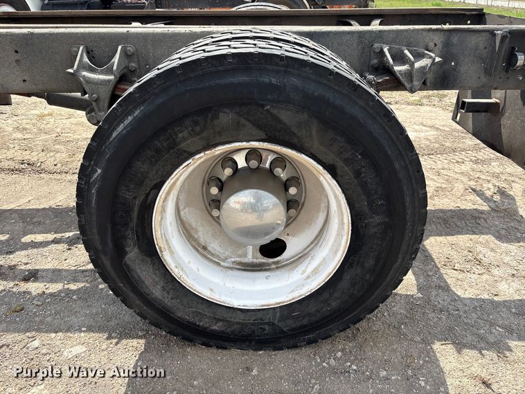 image for item EU7026 2002 International 4300 truck cab and chassis