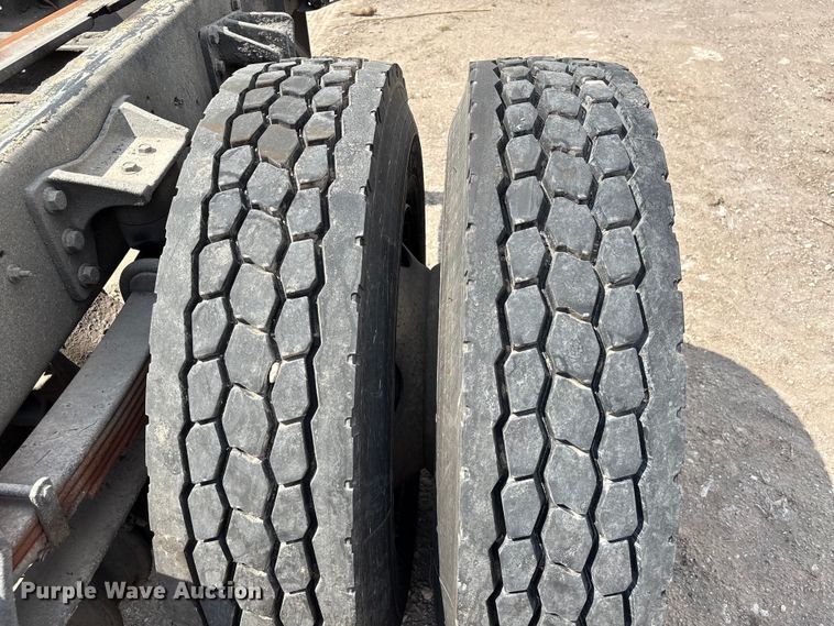 image for item EU7026 2002 International 4300 truck cab and chassis