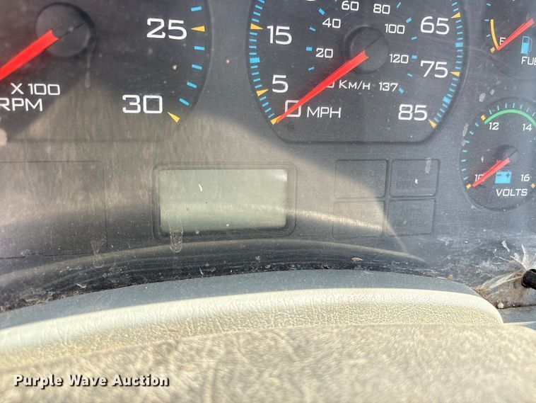 image for item EU7026 2002 International 4300 truck cab and chassis