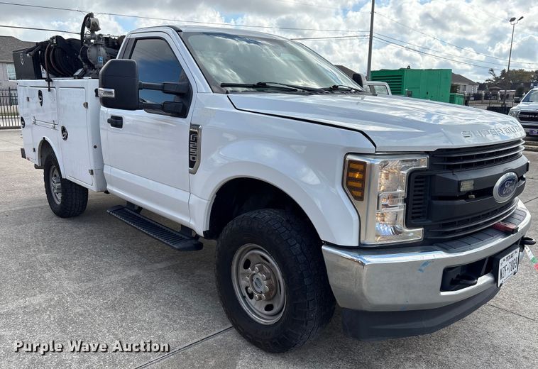 image for item EU7123 2019 Ford F250 Super Duty utility bed pickup truck