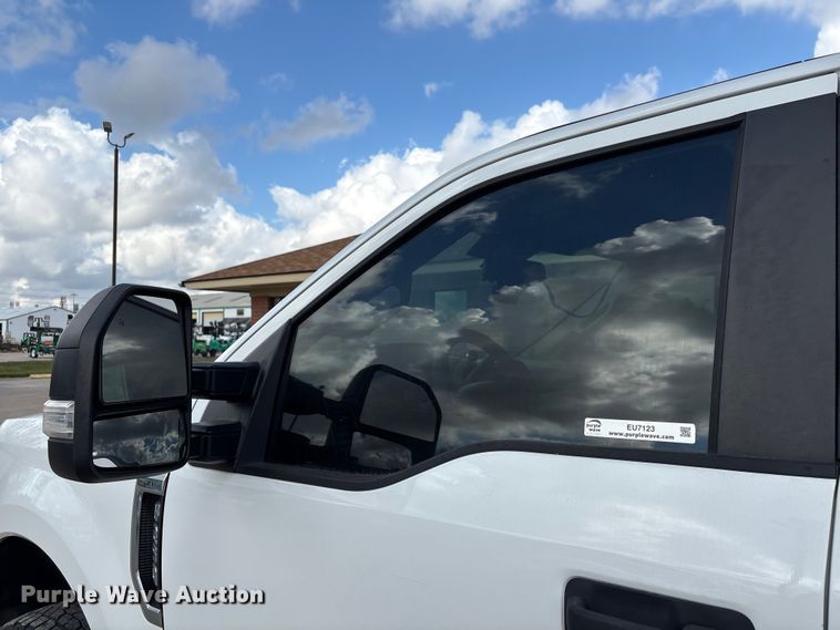 image for item EU7123 2019 Ford F250 Super Duty utility bed pickup truck