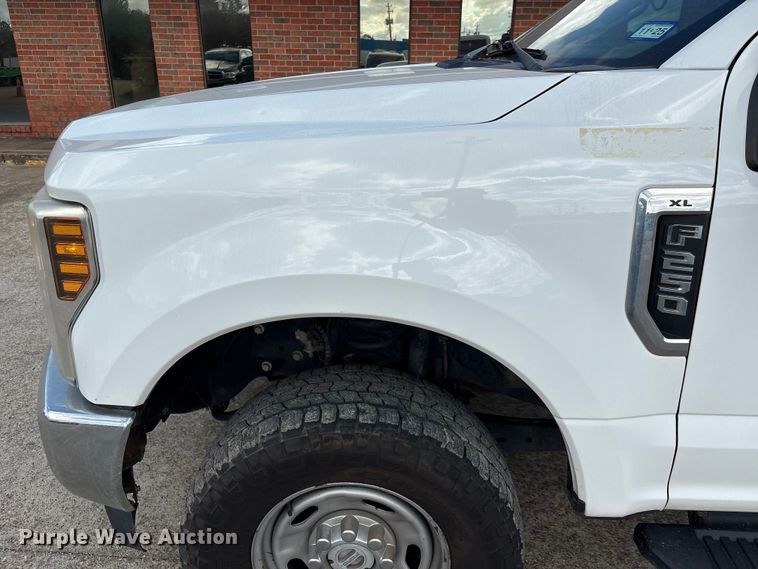 image for item EU7123 2019 Ford F250 Super Duty utility bed pickup truck