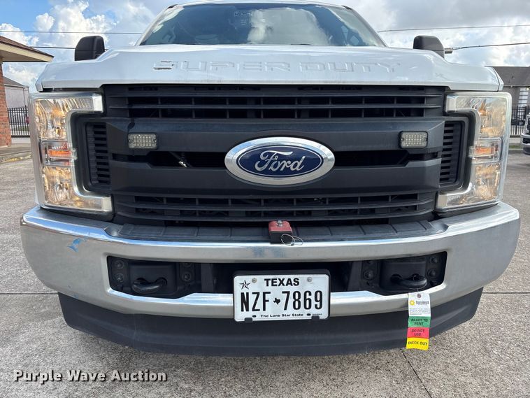 image for item EU7123 2019 Ford F250 Super Duty utility bed pickup truck