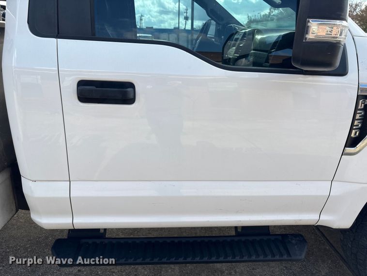 image for item EU7123 2019 Ford F250 Super Duty utility bed pickup truck