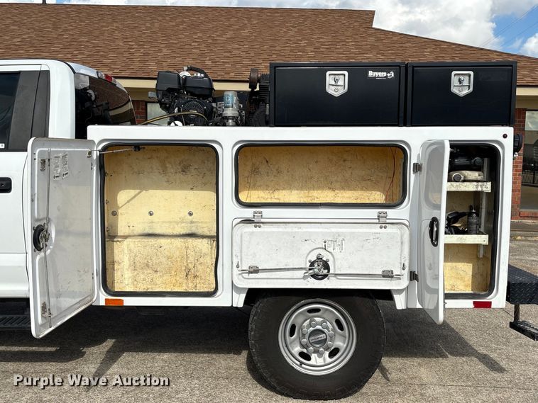 image for item EU7123 2019 Ford F250 Super Duty utility bed pickup truck