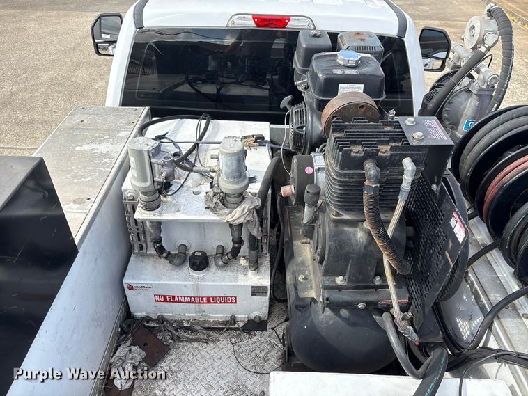 image for item EU7123 2019 Ford F250 Super Duty utility bed pickup truck