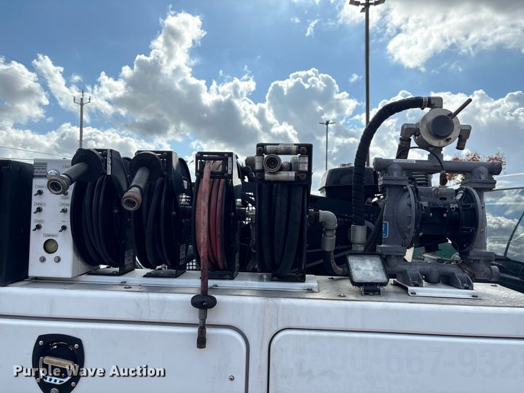 image for item EU7123 2019 Ford F250 Super Duty utility bed pickup truck