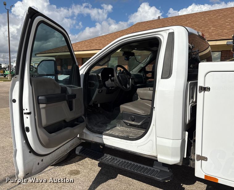 image for item EU7123 2019 Ford F250 Super Duty utility bed pickup truck