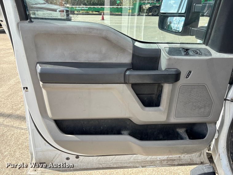 image for item EU7123 2019 Ford F250 Super Duty utility bed pickup truck