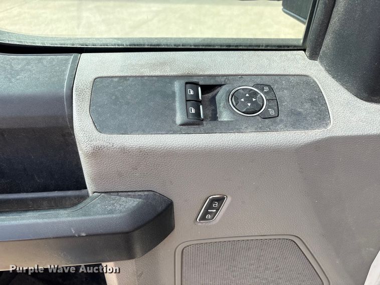 image for item EU7123 2019 Ford F250 Super Duty utility bed pickup truck