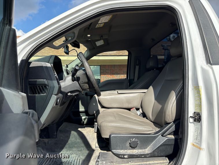 image for item EU7123 2019 Ford F250 Super Duty utility bed pickup truck