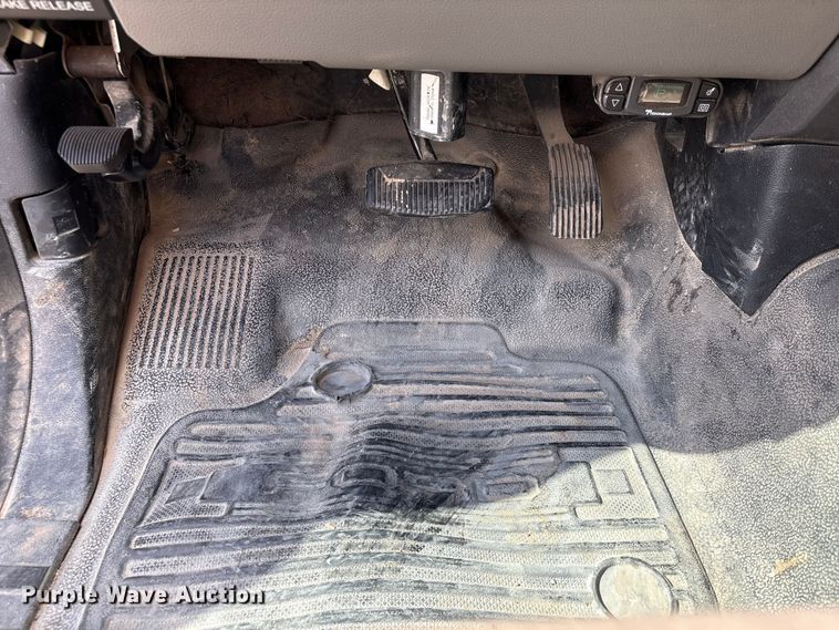 image for item EU7123 2019 Ford F250 Super Duty utility bed pickup truck