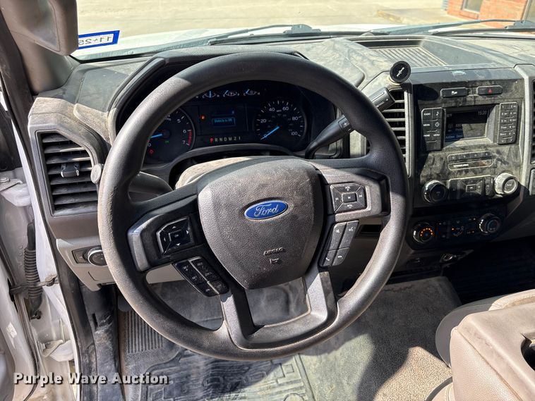 image for item EU7123 2019 Ford F250 Super Duty utility bed pickup truck