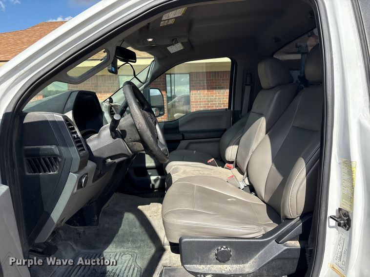 image for item EU7123 2019 Ford F250 Super Duty utility bed pickup truck