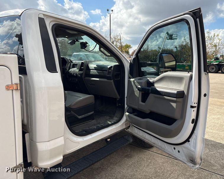 image for item EU7123 2019 Ford F250 Super Duty utility bed pickup truck