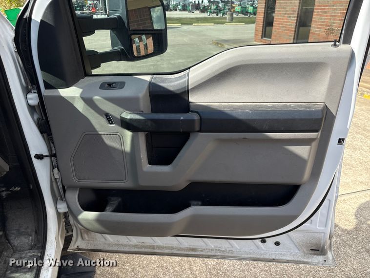 image for item EU7123 2019 Ford F250 Super Duty utility bed pickup truck