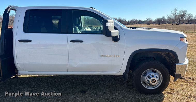 image for item FI0115 2022 Chevrolet Silverado 3500HD Crew Cab flatbed truck