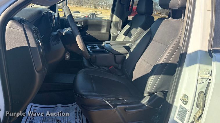 image for item FI0115 2022 Chevrolet Silverado 3500HD Crew Cab flatbed truck