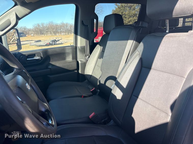 image for item FI0115 2022 Chevrolet Silverado 3500HD Crew Cab flatbed truck